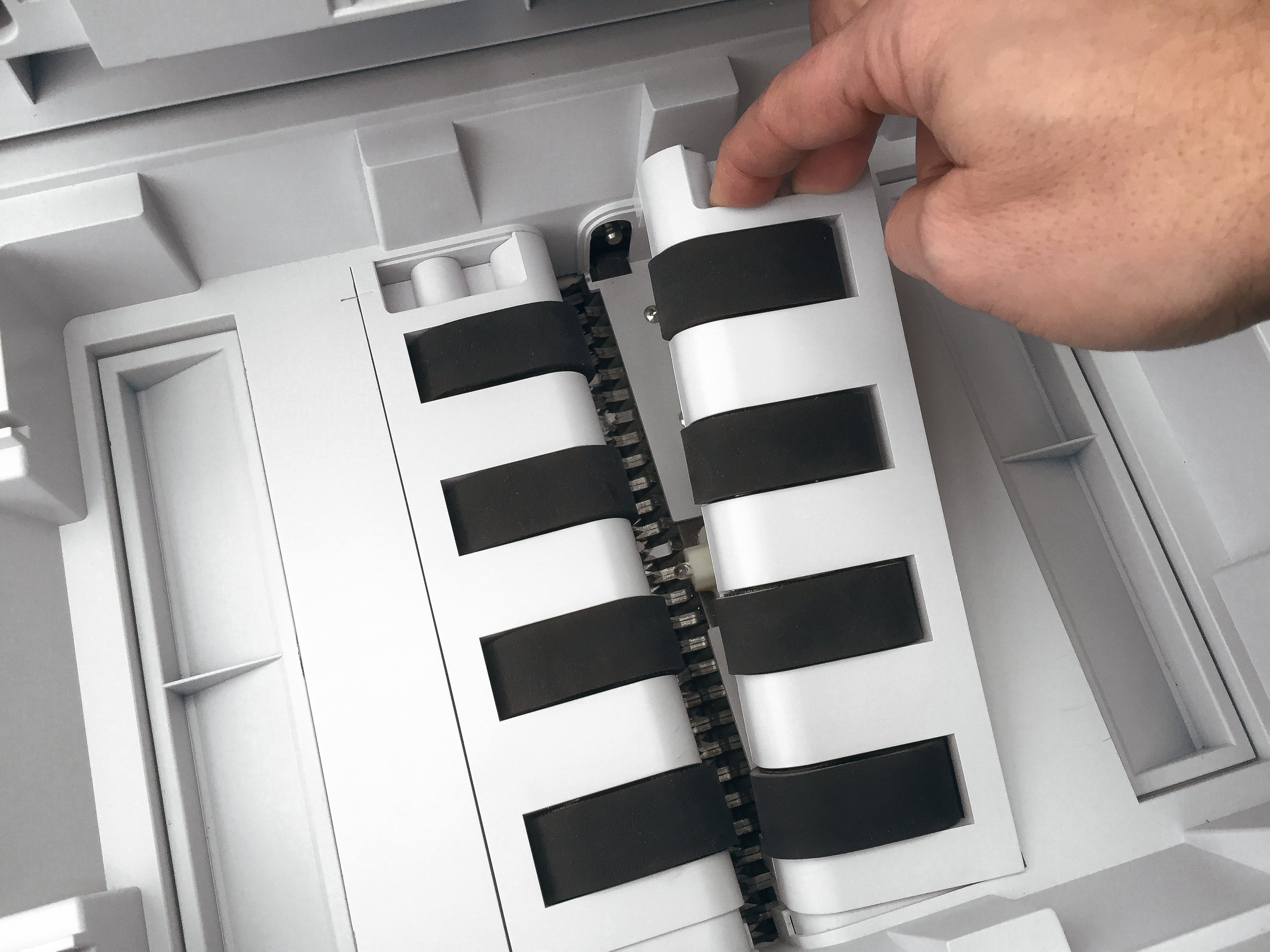 SHREDCAT_8285_B_replacing_feeding_roller_set_19_print