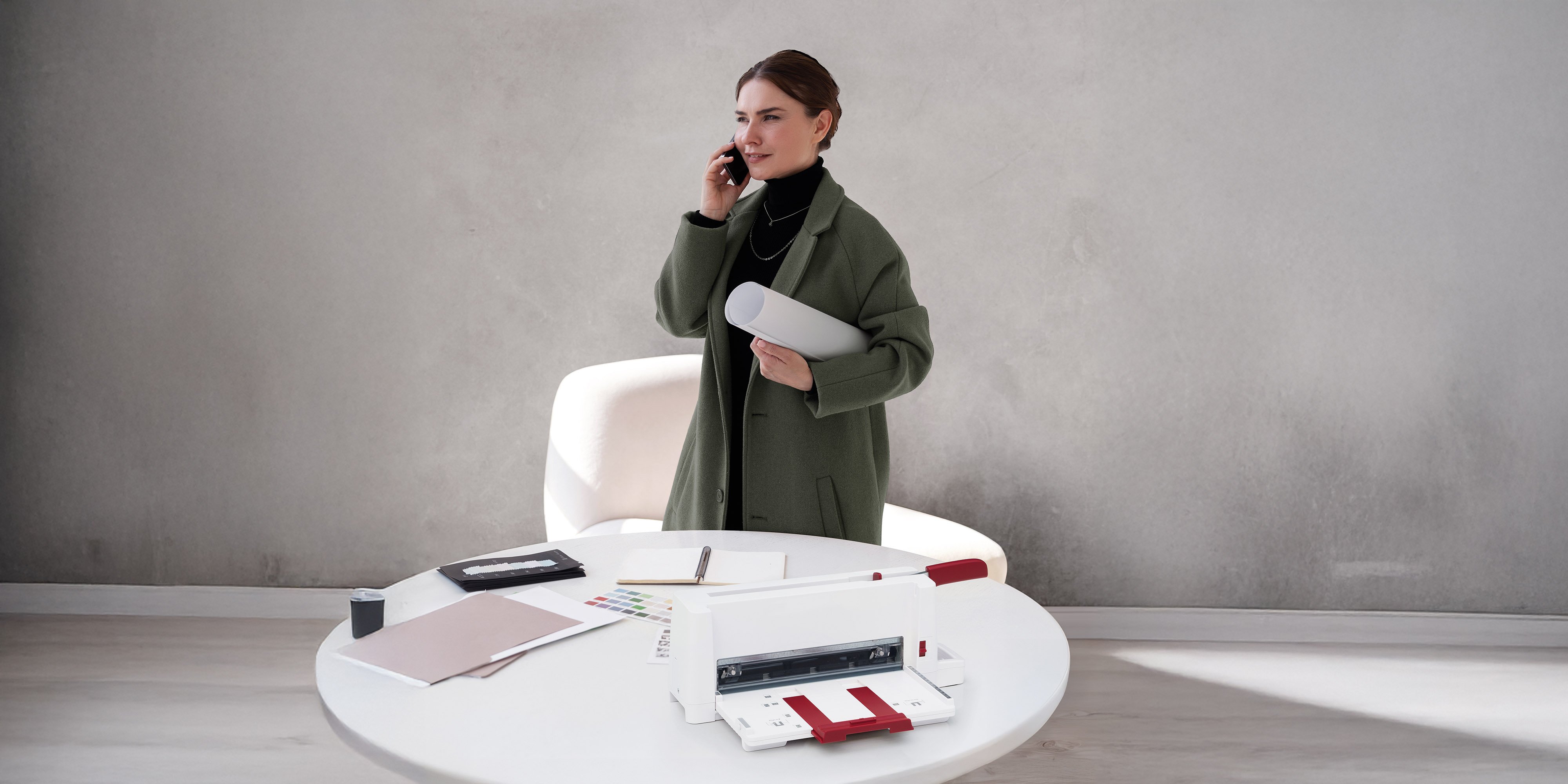 IDEAL_3006_C_medium-shot-woman-working-interior-design-project_bearbeitet_presse