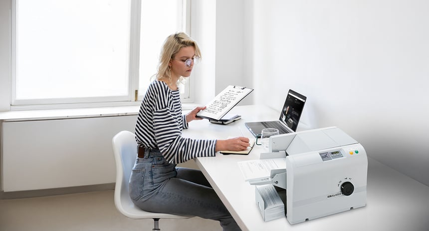 IDEAL_8324_Officeline_C_seitenansicht-frau-die-von-zu-hause-aus-arbeitet_1300x700px_RGB