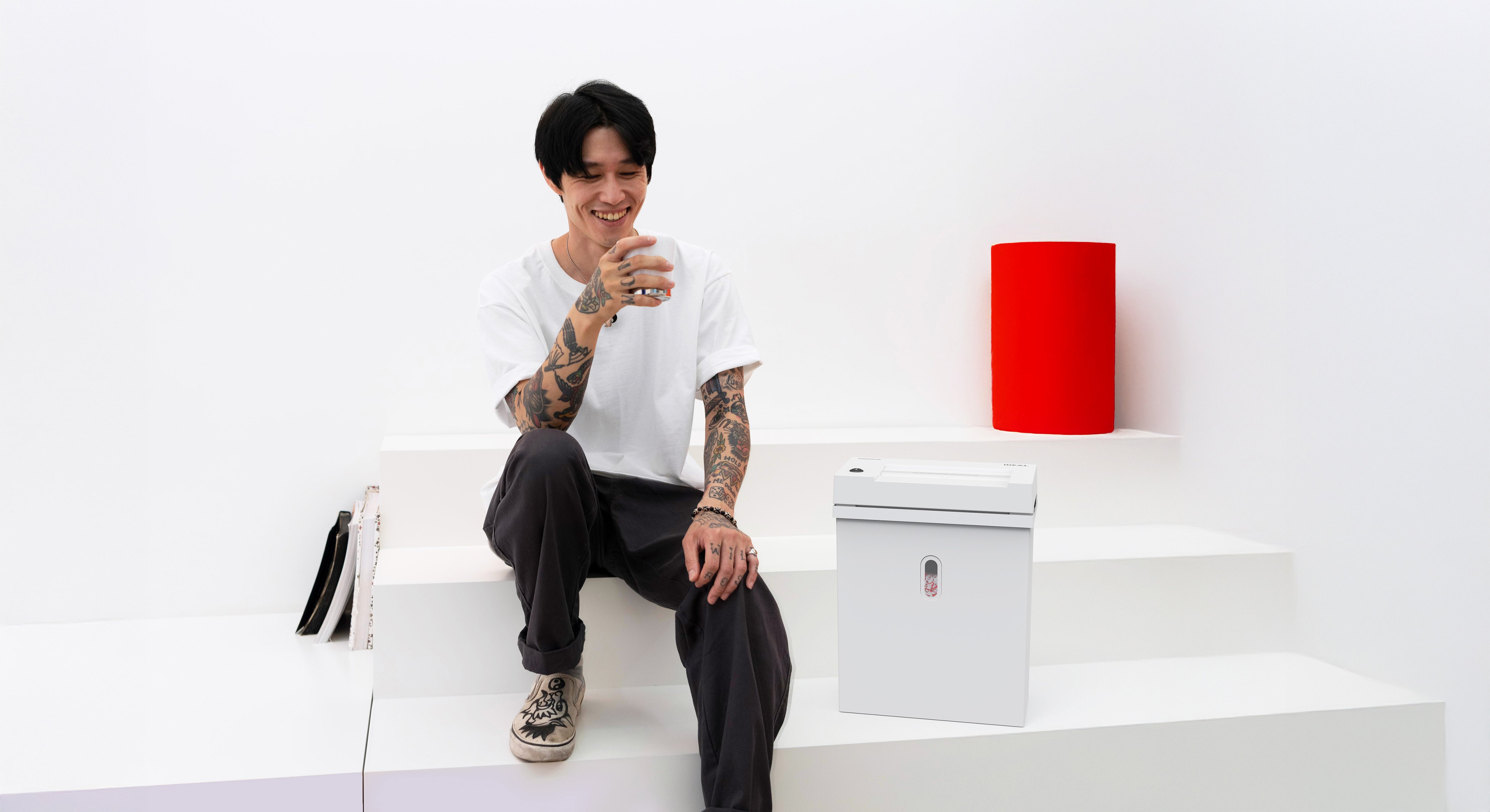 IDEAL_Shredcat_8200_C_young-man-with-tattoos-enjoying-cup-coffee-coffeehouse 3_quadratisch_hoch_RGB_Presse