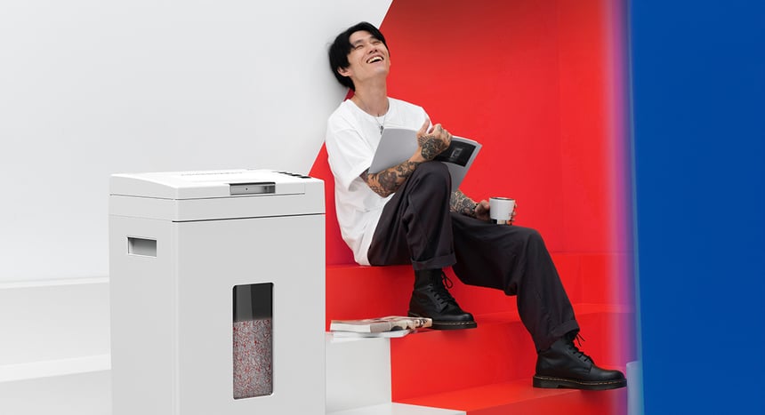 IDEAL_Shredcat_8291_C_PIM_man-with-tattoos-enjoying-cup-coffee-cafe-reading-books-2_RGB_1300x707px