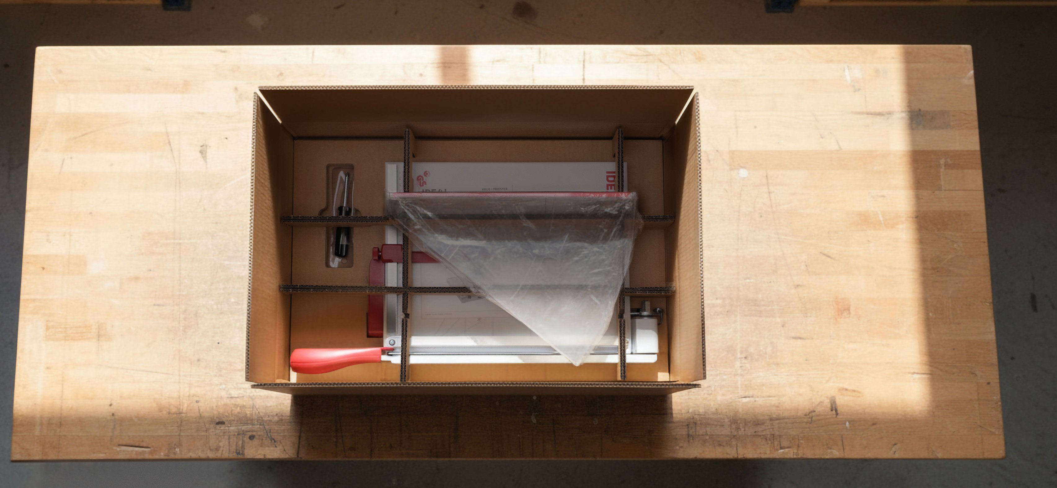 Styroporfreie_Verpackung_IDEAL_1135_Hebelschneider_auf_Arbeitstisch_topview