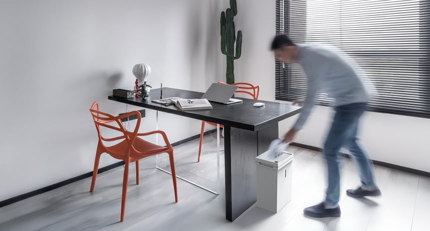 ideal-news-aktenvernichter-shredcat-8100-buerosituation-mann-papier-KI-generiert