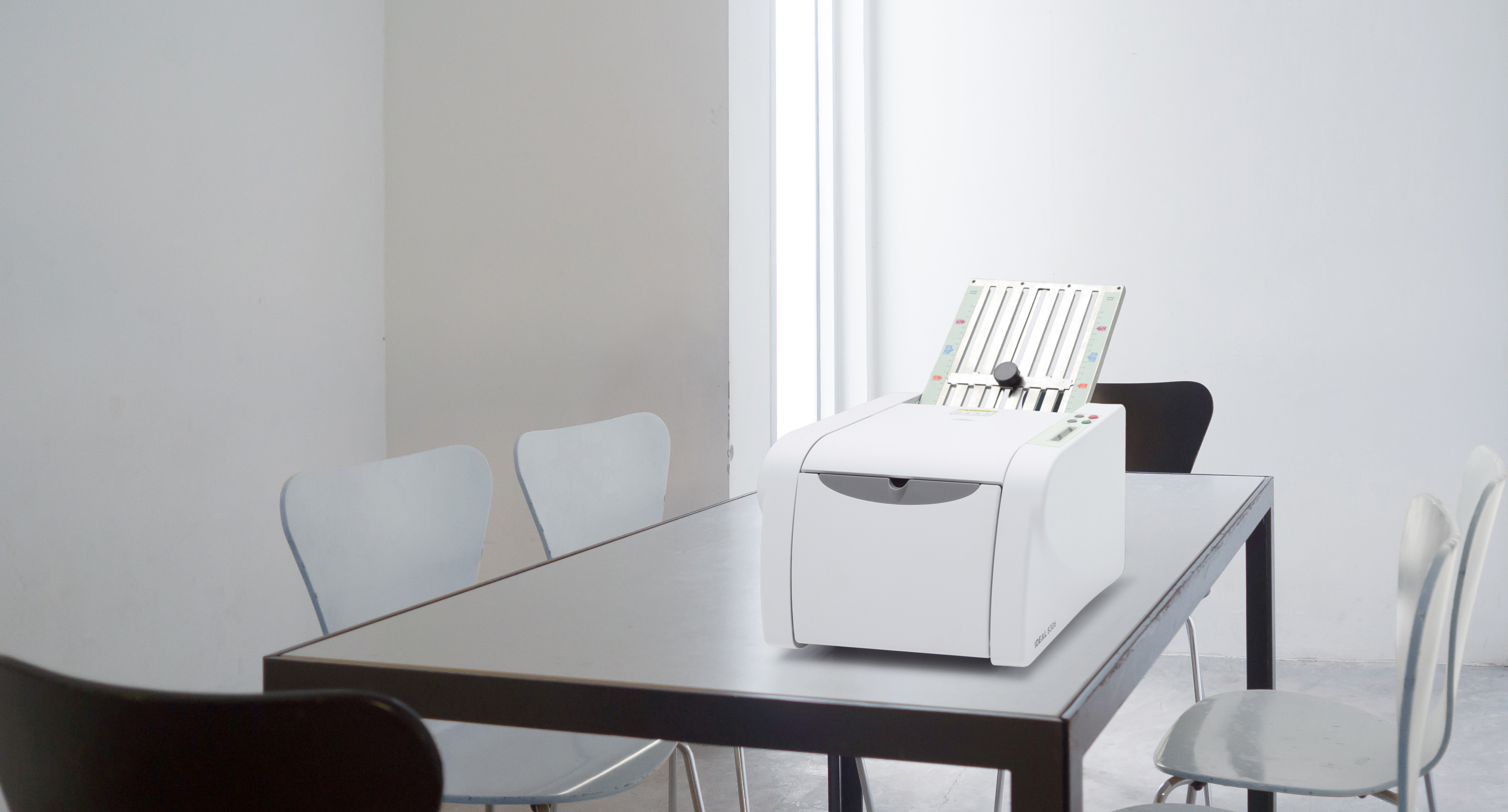 Effizient falzen auf Knopfdruck: IDEAL 8306 für Büro und Poststelle