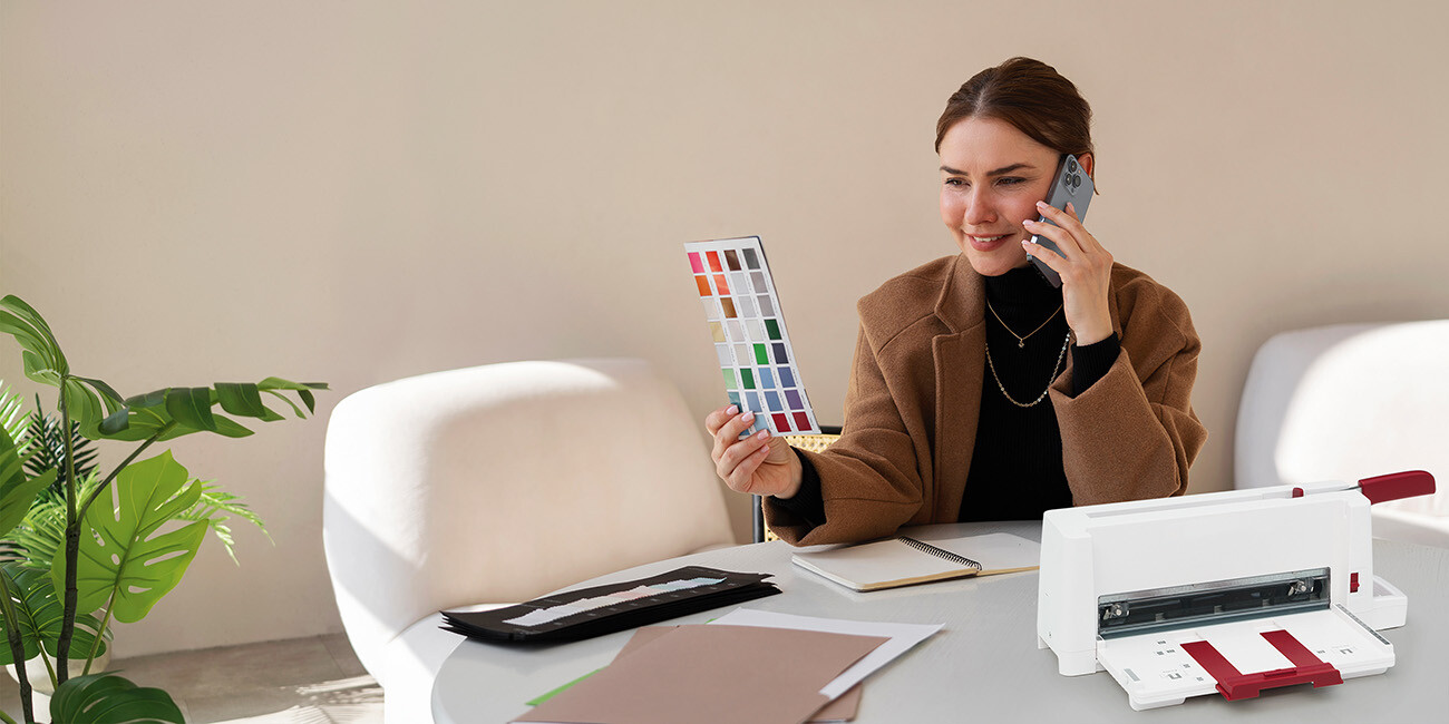  Konzipiert für den Einsatz im Büro, ermöglicht der neue, tragbare Büro-Stapelschneider IDEAL 3006 das flexible Beschneiden von kleinformatigen Papierstapeln, Broschüren, Anleitungen, Handouts, etc. 