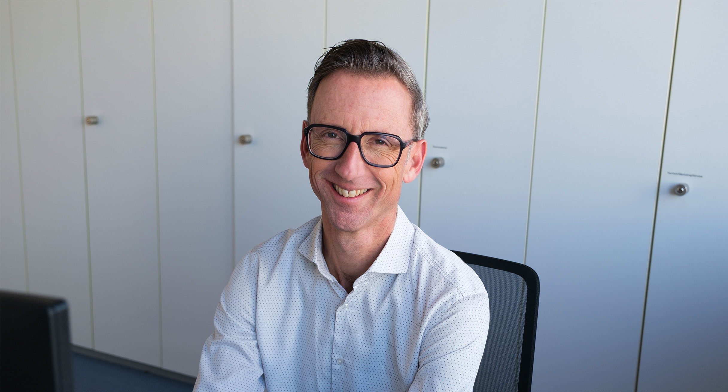 Seit dem 1. Februar 2026 verstärkt Michael Wullings als Head of Sales BOPP das Führungsteam von Krug + Priester. Der 50-Jährige bringt mehr als 20 Jahre internationale Vertriebs- und Führungserfahrung mit. Stationen bei etablierten Markenunternehmen wie Puma und WMF haben ihn als strategisch denkenden Vertriebsexperten geprägt, der für klare Marktorientierung, konsequente Umsetzung und nachhaltige Geschäftsentwicklung steht.  Fokus auf Wachstum und internationale Vertriebsentwicklung In seiner neuen Rolle verantwortet Wullings die Weiterentwicklung der Vertriebsaktivitäten in den Segmenten Office & Postprint. Sein Fokus liegt insbesondere auf der konsequenten Ausrichtung an den Bedürfnissen der Kunden, der Weiterentwicklung bestehender Vertriebskanäle sowie dem Ausbau neuer Geschäftsfelder.  „Ich starte mit viel Energie und großer Motivation, um Wachstum voranzutreiben, Partnerschaften zu stärken und die Zukunft unseres Unternehmens aktiv mitzugestalten. Gemeinsam mit unserem CEO Florian Lehmann möchte ich daran arbeiten, einen wesentlichen Beitrag zur Umsetzung unserer Mission 2030 zu leisten“, sagt Michael Wullings.  Als ehemaliger Leistungssportler im Langstreckenlauf bringt Wullings Ausdauer, Disziplin und Zielstrebigkeit auch in seine berufliche Laufbahn ein. Seine Erfahrung reicht von strategischer Vertriebsplanung und Business Development über die Betreuung internationaler Key Accounts bis zur Führung von Vertriebsteams mit Umsatzverantwortung im zweistelligen Millionenbereich.  Konsequente Umsetzung der Mission 2030 Florian Lehmann, CEO von Krug + Priester, erklärt: „Mit Michael Wullings gewinnen wir einen sehr erfahrenen Vertriebsexperten mit ausgeprägter Markt- und Kundenorientierung. Er wird unsere Vertriebsorganisation strategisch weiterentwickeln, neue Marktpotenziale erschließen und die internationale Marktbearbeitung weiter stärken.“  Mit der Erweiterung des Führungsteams setzt Krug + Priester seine strategische Weiterentwicklung konsequent fort. Ziel ist es, die internationale Marktposition weiter auszubauen, neue Vertriebspotenziale zu erschließen und das Unternehmen noch stärker auf die sich wandelnden Anforderungen der Märkte und Kunden auszurichten.